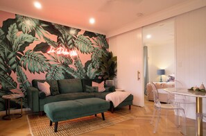 Luxury Cottage, Vineyard View | Living area