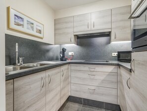 Fridge, microwave, oven, coffee/tea maker - Apartment close to the shopping street (Blankenberge)