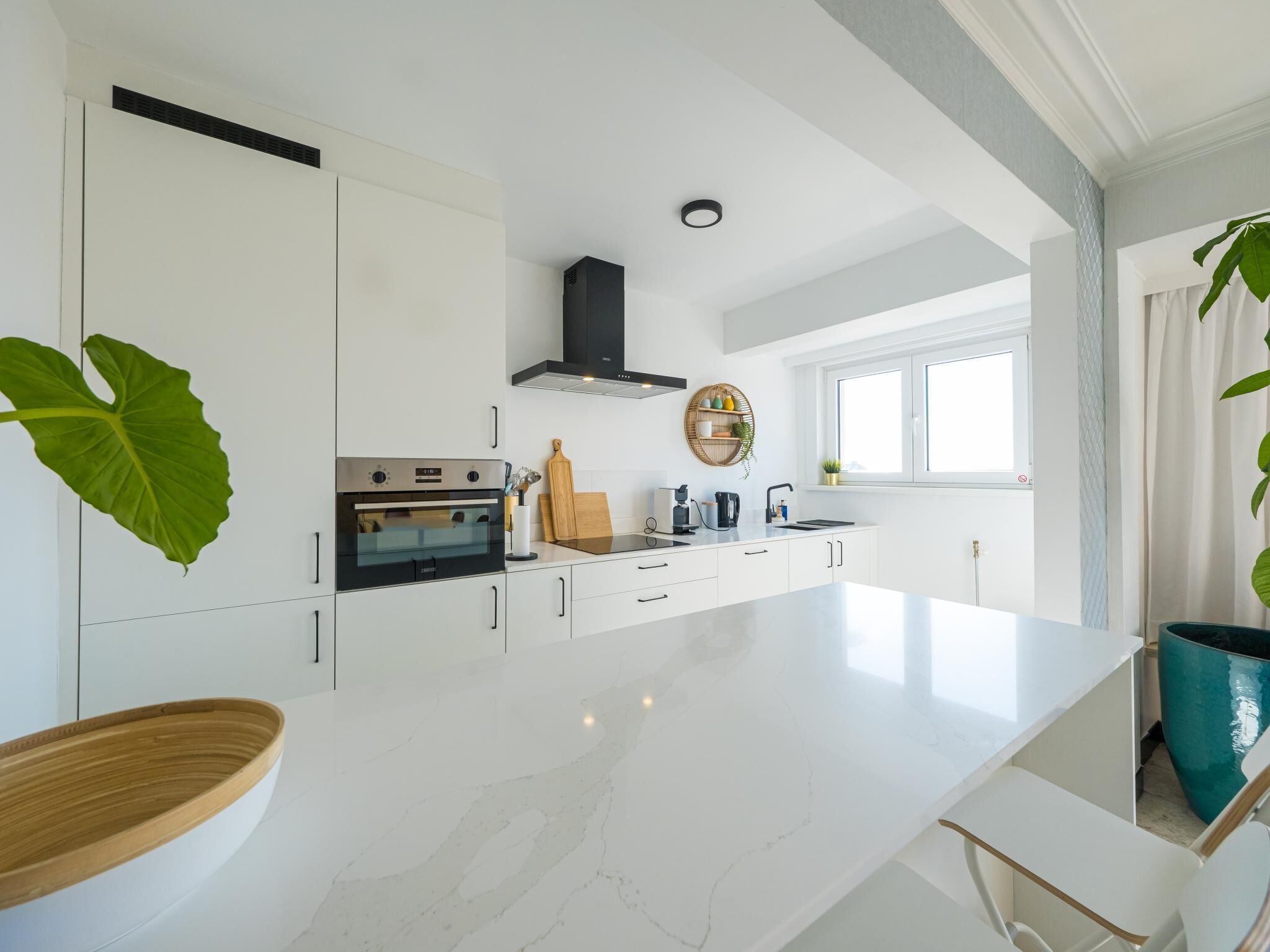 Frigorífico, microondas, horno y lavavajillas