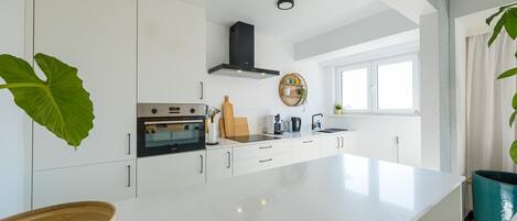 Frigorífico, microondas, horno y lavavajillas