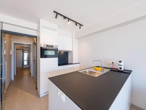 Fridge, microwave, oven, dishwasher - Apartment with 3 bedrooms and sea view (Middelkerke)