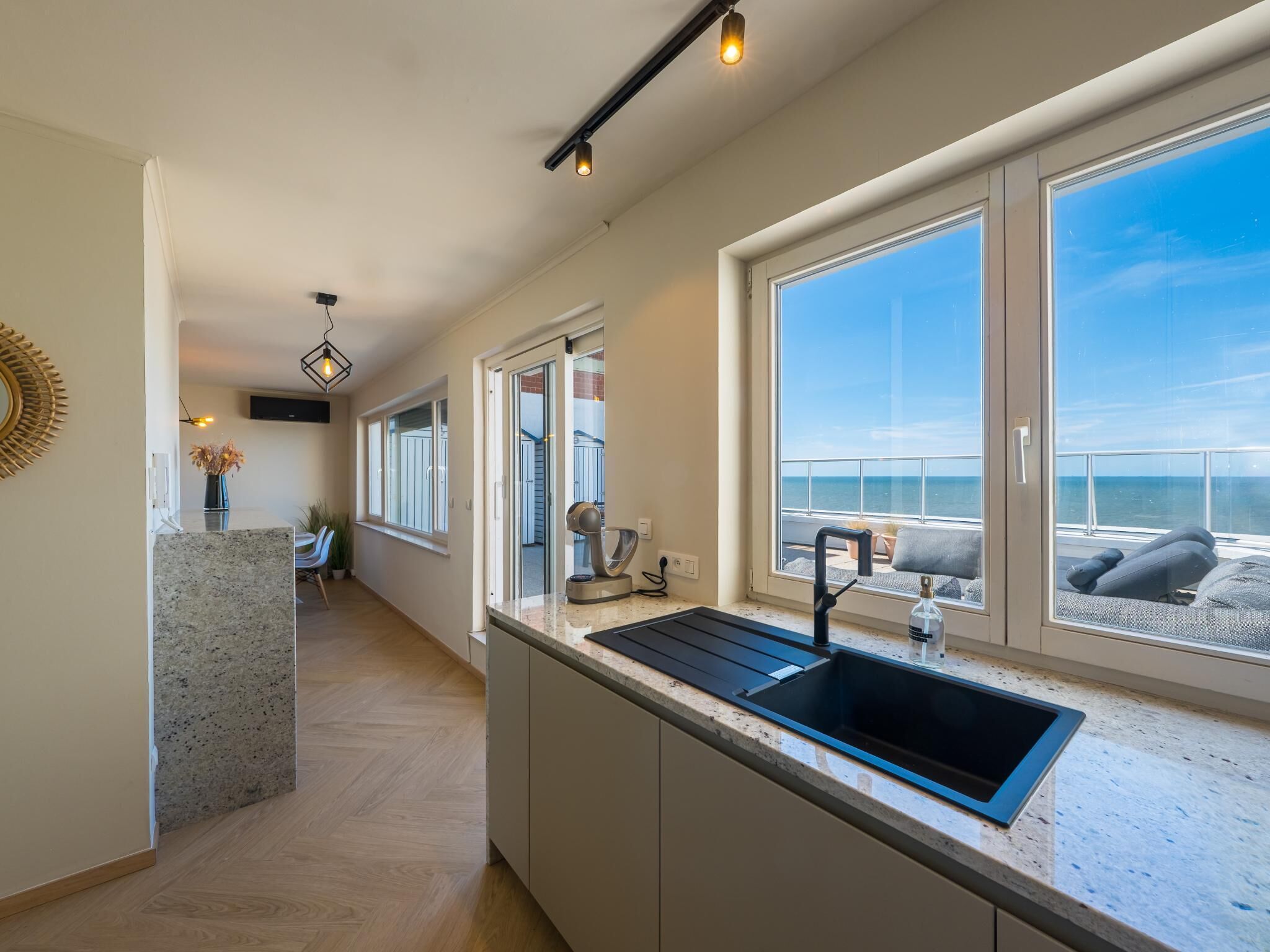 Kjøleskap, mikrobølgeovn, ovn og oppvaskmaskin