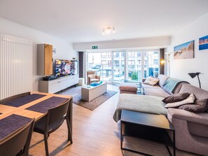 TV - Spacious studio with separate sleeping area (Middelkerke)