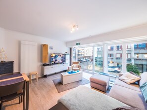 TV - Spacious studio with separate sleeping area (Middelkerke)