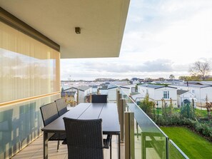 Outdoor dining - Spacious apartment with sunny terrace (Middelkerke)