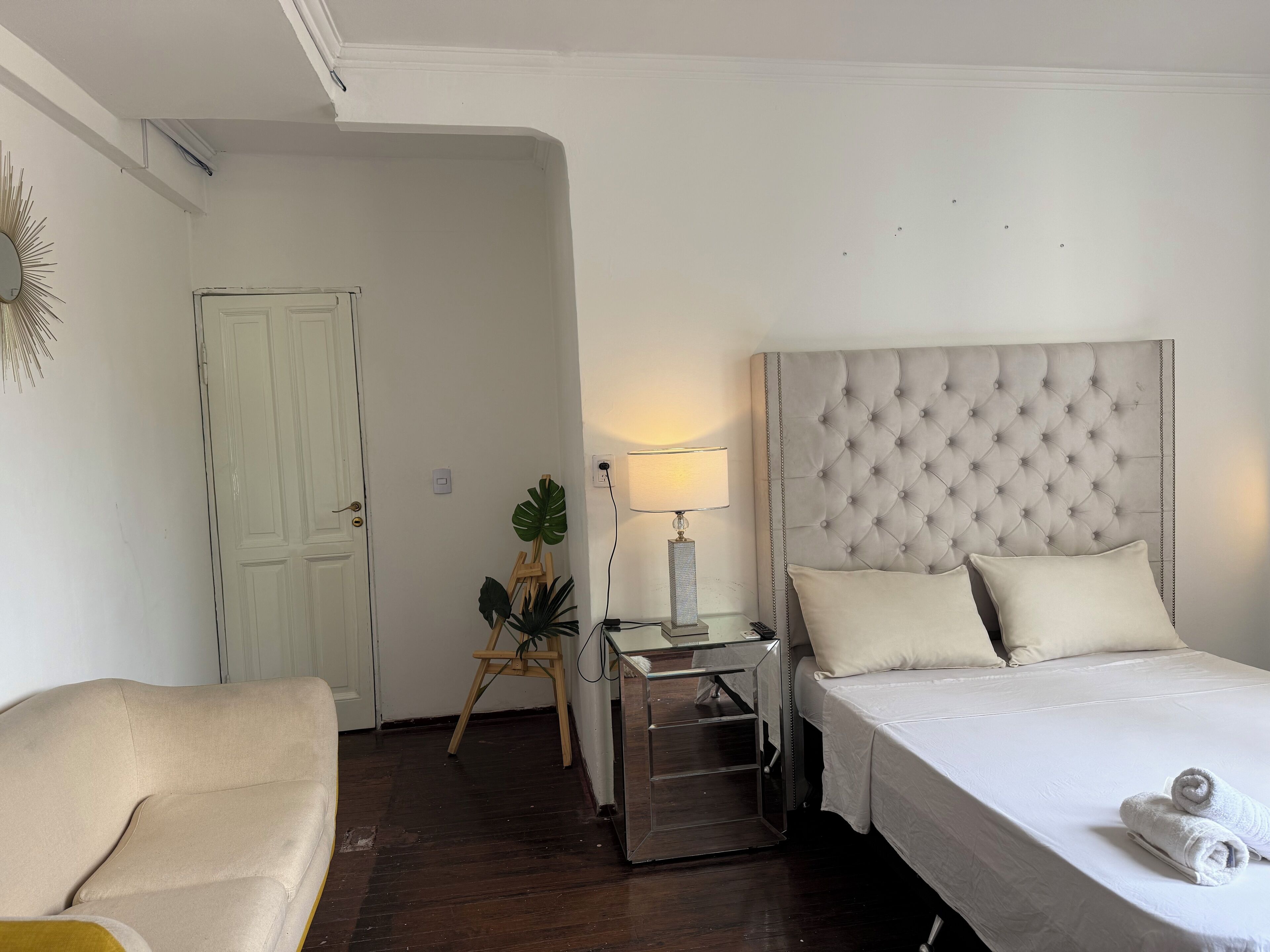 Tabla de planchar con plancha, wifi y ropa de cama 