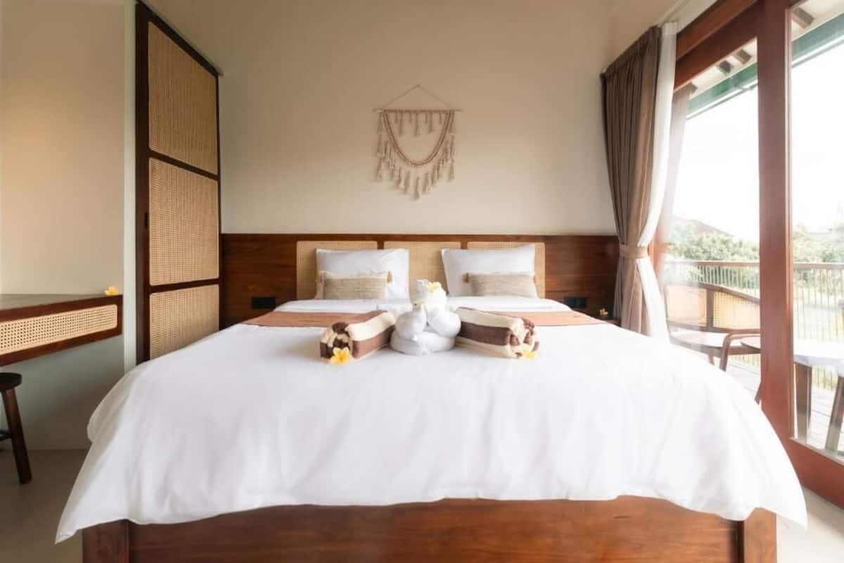 Individually furnished, desk, laptop workspace, free WiFi