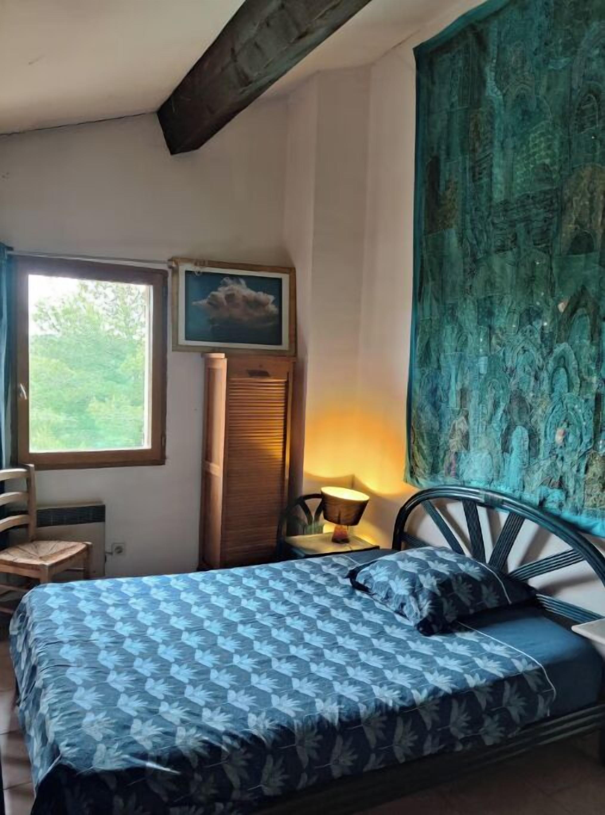 Tabla de planchar con plancha, wifi, ropa de cama