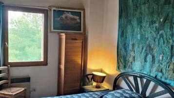 Tabla de planchar con plancha, wifi, ropa de cama