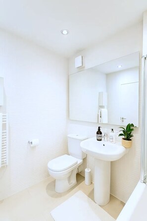 Boblebadekar, hårtørrer, bidet, håndklæder