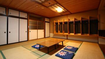 Family Room, Balcony, Mountain View | Interior