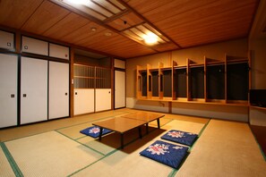 Family Room, Balcony, Mountain View | Interior