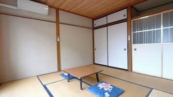 Economy Triple Room, Balcony | Interior