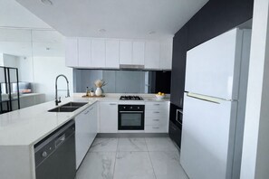 Oven, stovetop, dishwasher - Cosy 3BR Apt in Harbourside with Parking - Canal view and Waterfront (Biggera Waters)