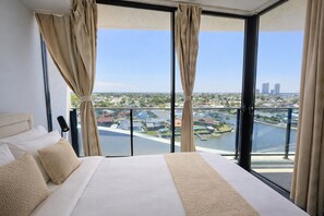 3 bedrooms, iron/ironing board, WiFi - Cosy 3BR Apt in Harbourside with Parking - Canal view and Waterfront (Biggera Waters)