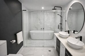 Hair dryer, towels, toilet paper - Cosy 3BR Apt in Harbourside with Parking - Canal view and Waterfront (Biggera Waters)