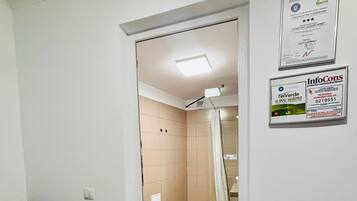 Suihku, hiustenkuivaaja, pyyhkeet, saippua