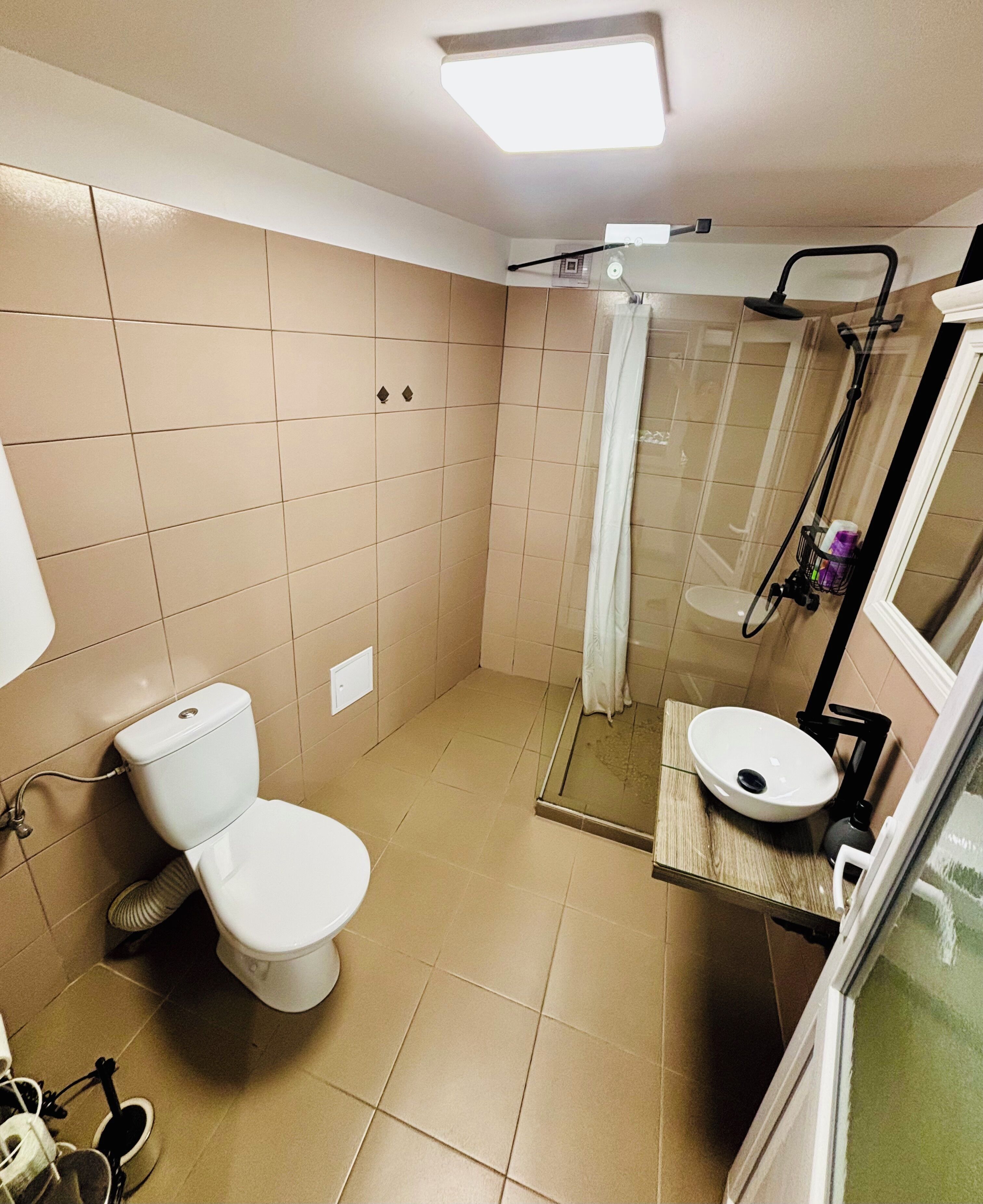 Douche, sèche-cheveux, serviettes fournies, savon