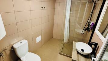 Douche, sĂšche-cheveux, serviettes fournies, savon