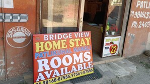Schild für ein Gästezimmer bei Bridge View, zeigt Zimmer zur Miete an.