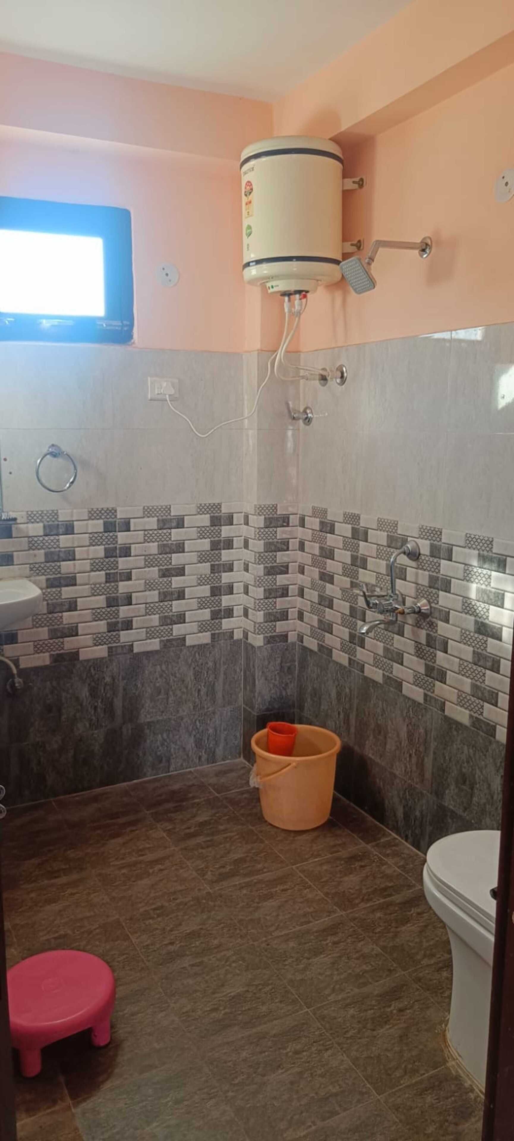 Chambre triple | Salle de bain | Douche, articles de toilette (gratuits), savon, shampooing