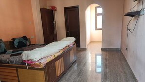Ein Schlafzimmer mit einem Bett, einem Kleiderschrank und einem Flur, der zu einer Tür führt.