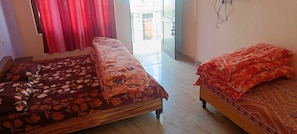 Habitación triple | Camas supletorias, wifi gratis, ropa de cama