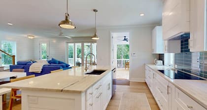 Brand New Coastal Retreat, 5BR Dog Friendly, Cape Fear Station, Near East Beach & Shoals Club