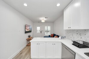 Interior - Modern Luxe Retreat- Spotless, Bright & Stylish- Medical Center- Downtown HTX (Houston)