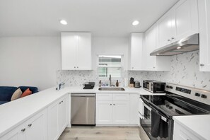 Een koelkast, een microgolfoven, een oven, een kookplaat