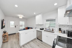 Fridge, microwave, oven, stovetop - Modern Luxe Retreat- Spotless, Bright & Stylish- Medical Center- Downtown HTX (Houston)