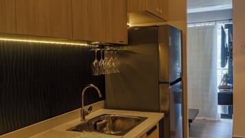 Réfrigérateur, four à micro-ondes, un four, surface de cuisson