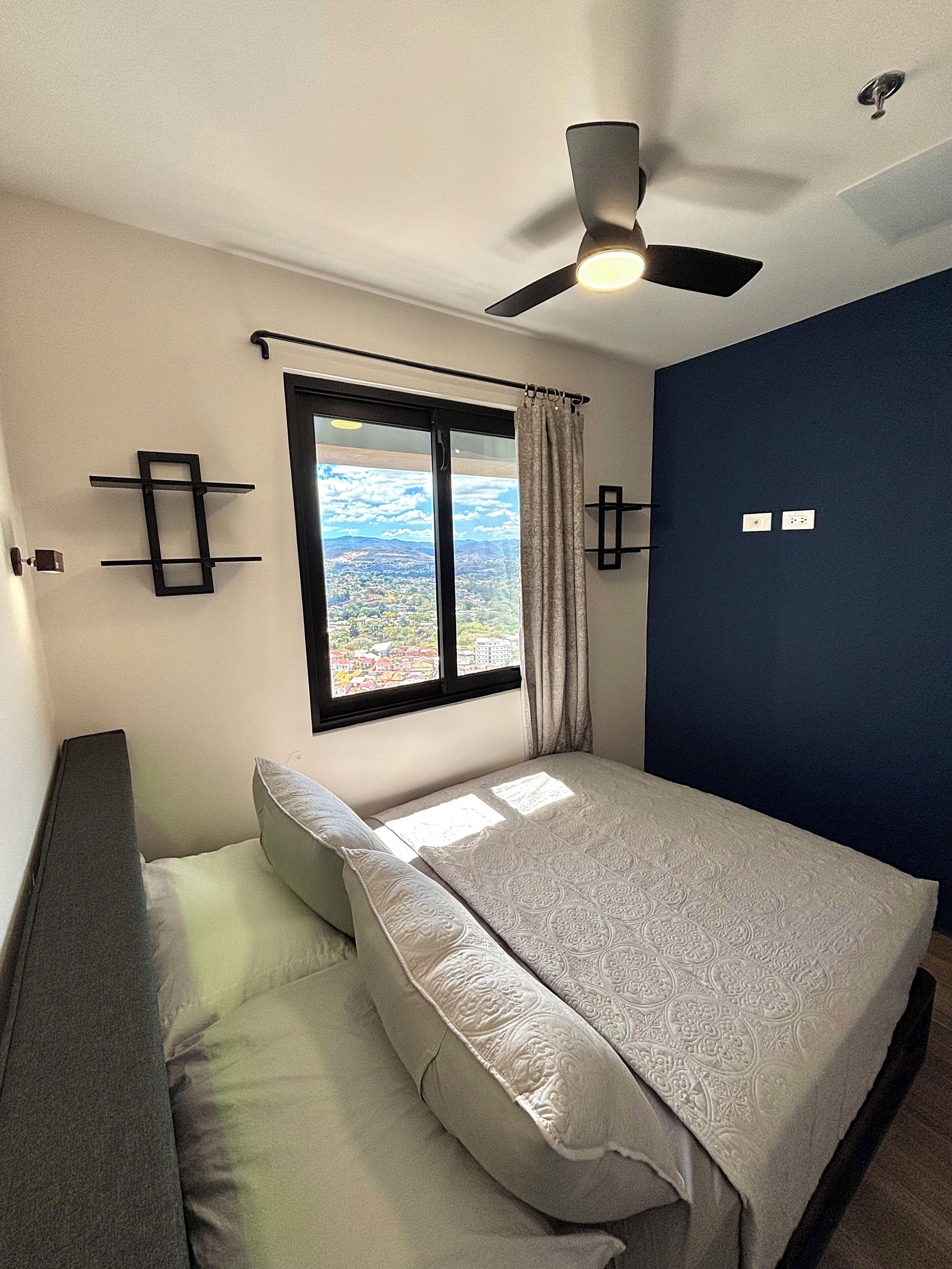 3 makuuhuonetta, silitysrauta/-lauta, ilmainen Wi-Fi, vuodevaatteet