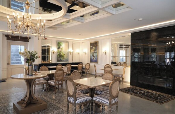 Books - amã Stays & Trails Aryananda Villas, Dhari (Dhari)