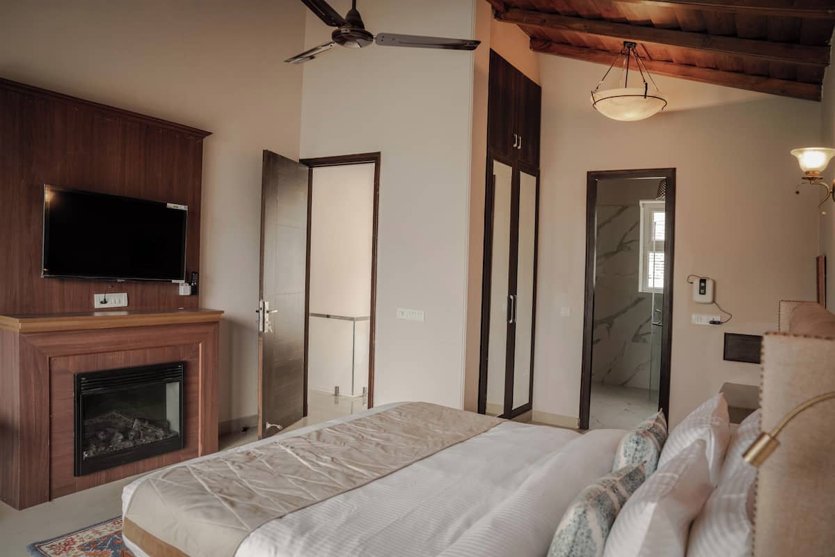 Villa, Multiple Beds (Fuchsia)