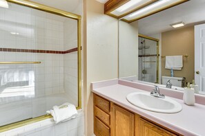 Towels - Extended Stay in Denver Area! Pet-Friendly Retreat (Aurora)