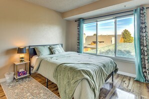 2 bedrooms, desk, Internet, bed sheets - Extended Stay in Denver Area! Pet-Friendly Retreat (Aurora)