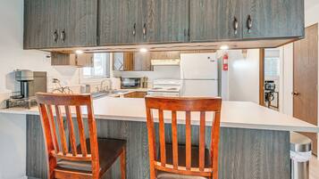 Een koelkast, een magnetron, een kookplaat, een vaatwasser