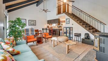 TV, peis, bøker og stereoanlegg