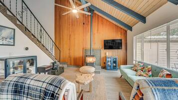 Een televisie, een open haard, boeken en een stereo