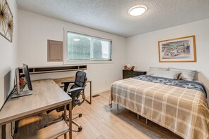 Een bureau, een strijkplank/strijkijzer, internet, beddengoed