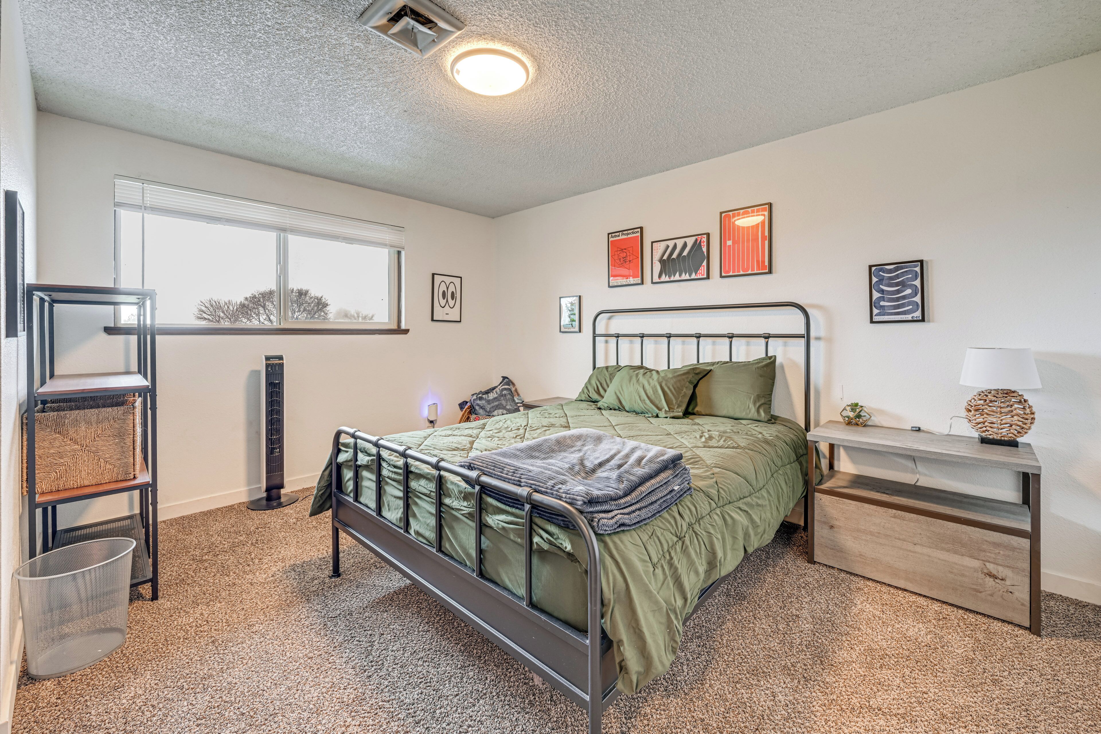 Skrivebord, strykejern/-brett, internettilgang og sengetøy