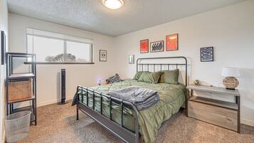 Skrivebord, strykejern/-brett, internettilgang og sengetøy