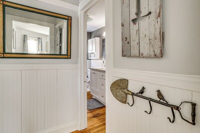 Easy Beach Access! New London Apt w/ Kitchenette
