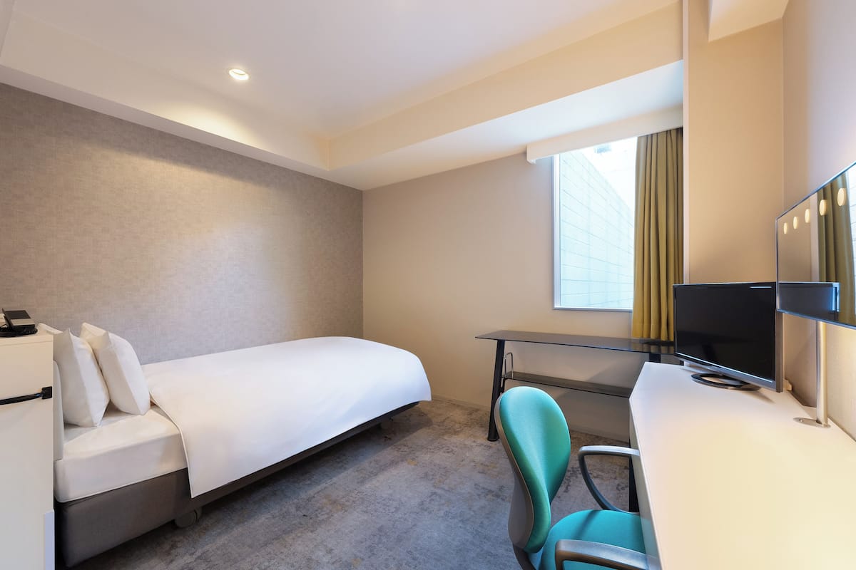 Economy Double Room, mesra pergerakan, Non Smoking | Meja, langsir/tirai gelap terus, Wi-fi percuma, cadar katil 