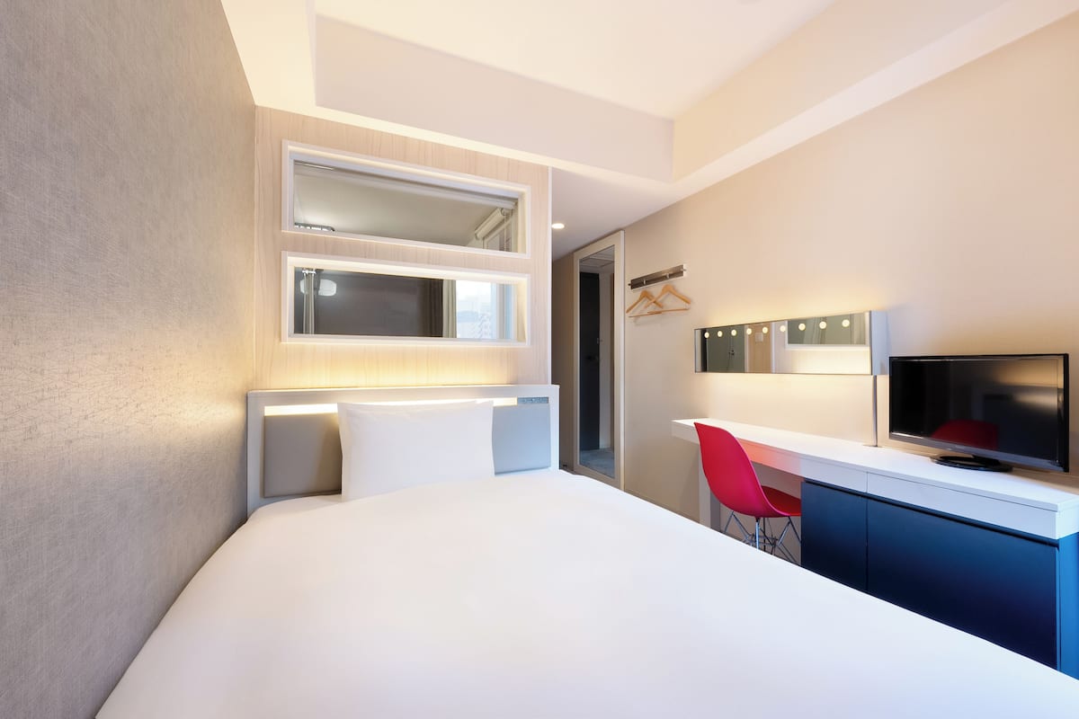 Standard Double Room, Non Smoking, Private Bathroom | Meja, langsir/tirai gelap terus, Wi-fi percuma, cadar katil 