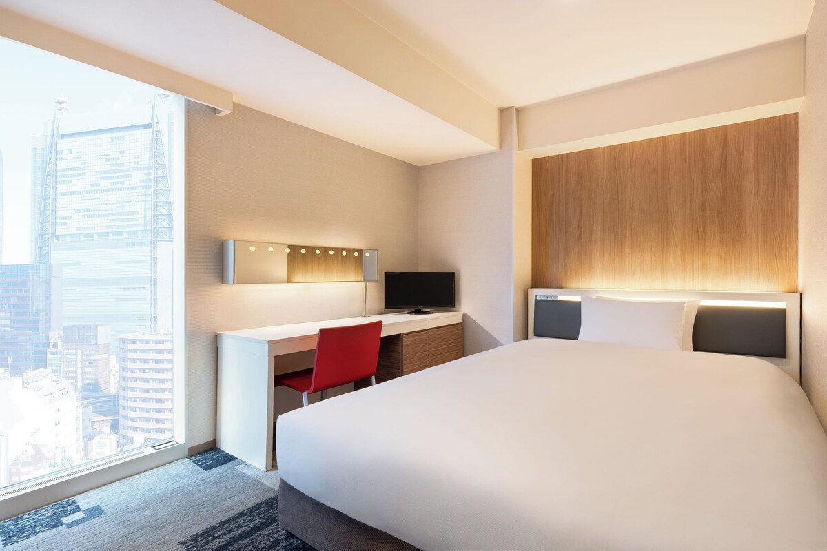 Desk, blackout curtains, free WiFi, bed sheets