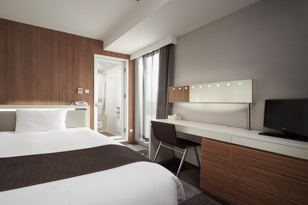 Desk, blackout curtains, free WiFi, bed sheets