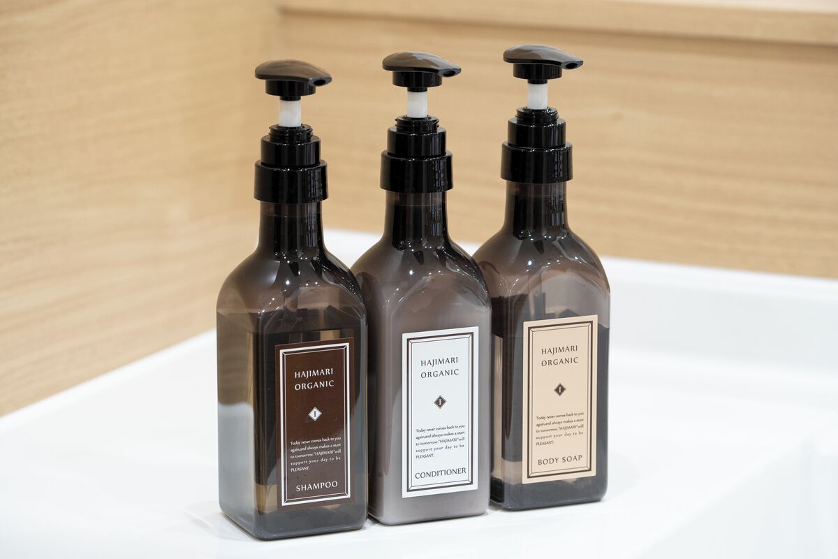 Combined shower/tub, hair dryer, slippers, towels