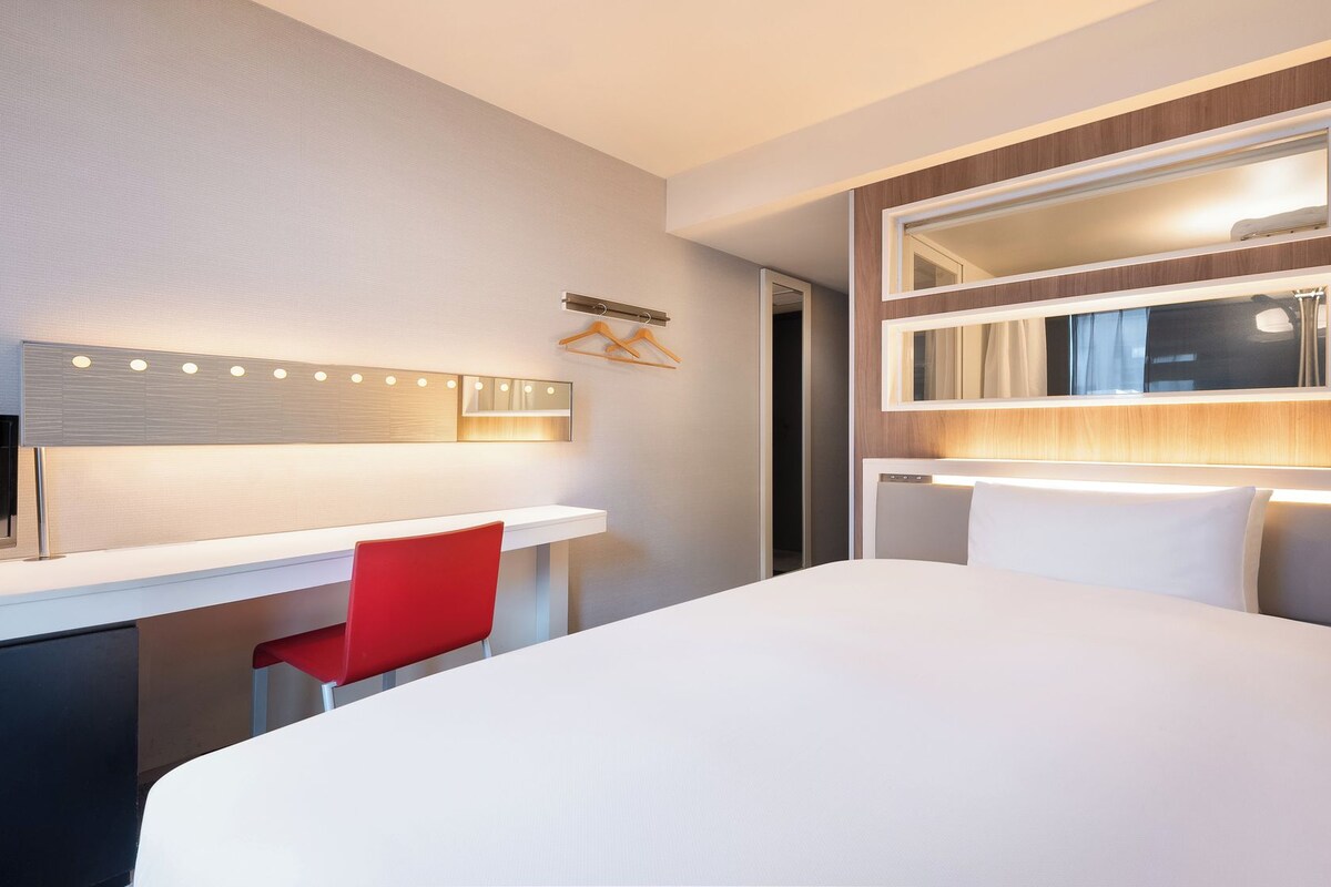 Desk, blackout curtains, free WiFi, bed sheets